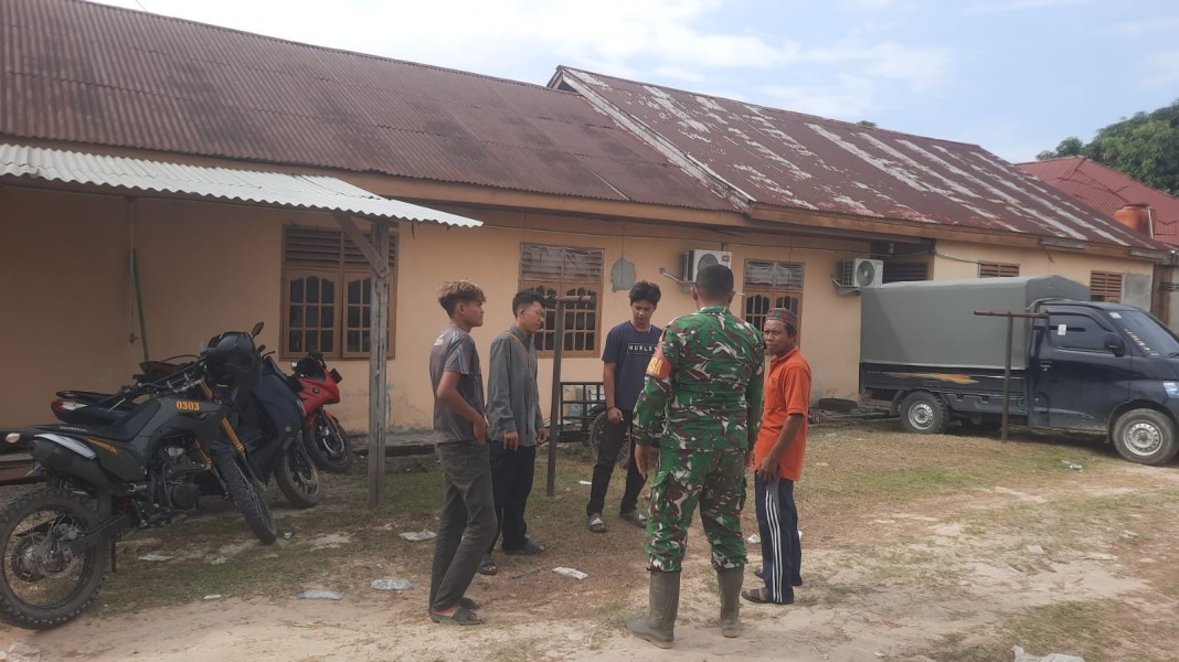 Babinsa Sertu Ahmad Junaidi Berikan Pemahaman Pancasila Kepada Warga Kelurahan Air Jamban, Mandau