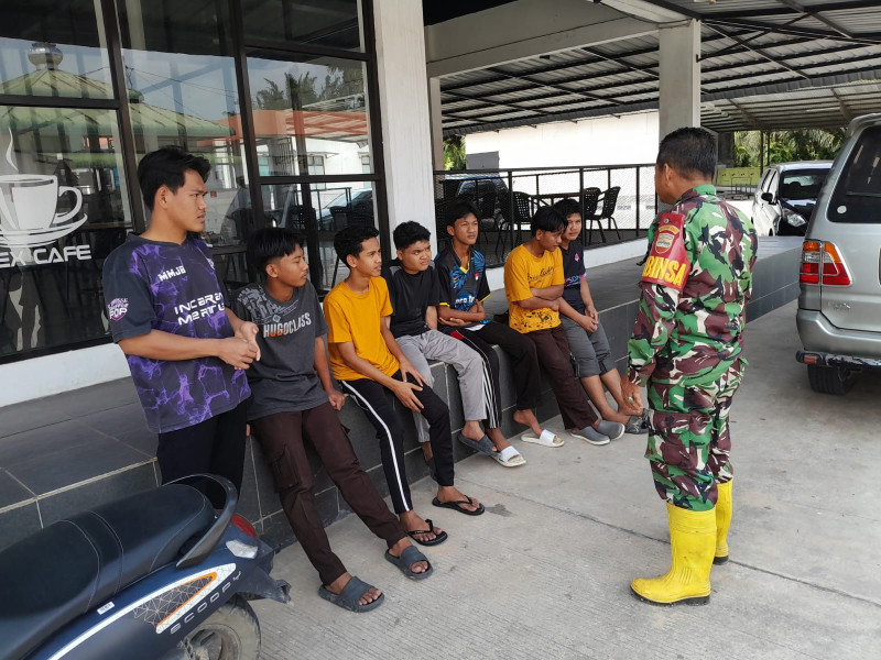 Babinsa Serka Fauzi Berikan Penyuluhan Pancasila Kepada Remaja Kelurahan Air Jamban