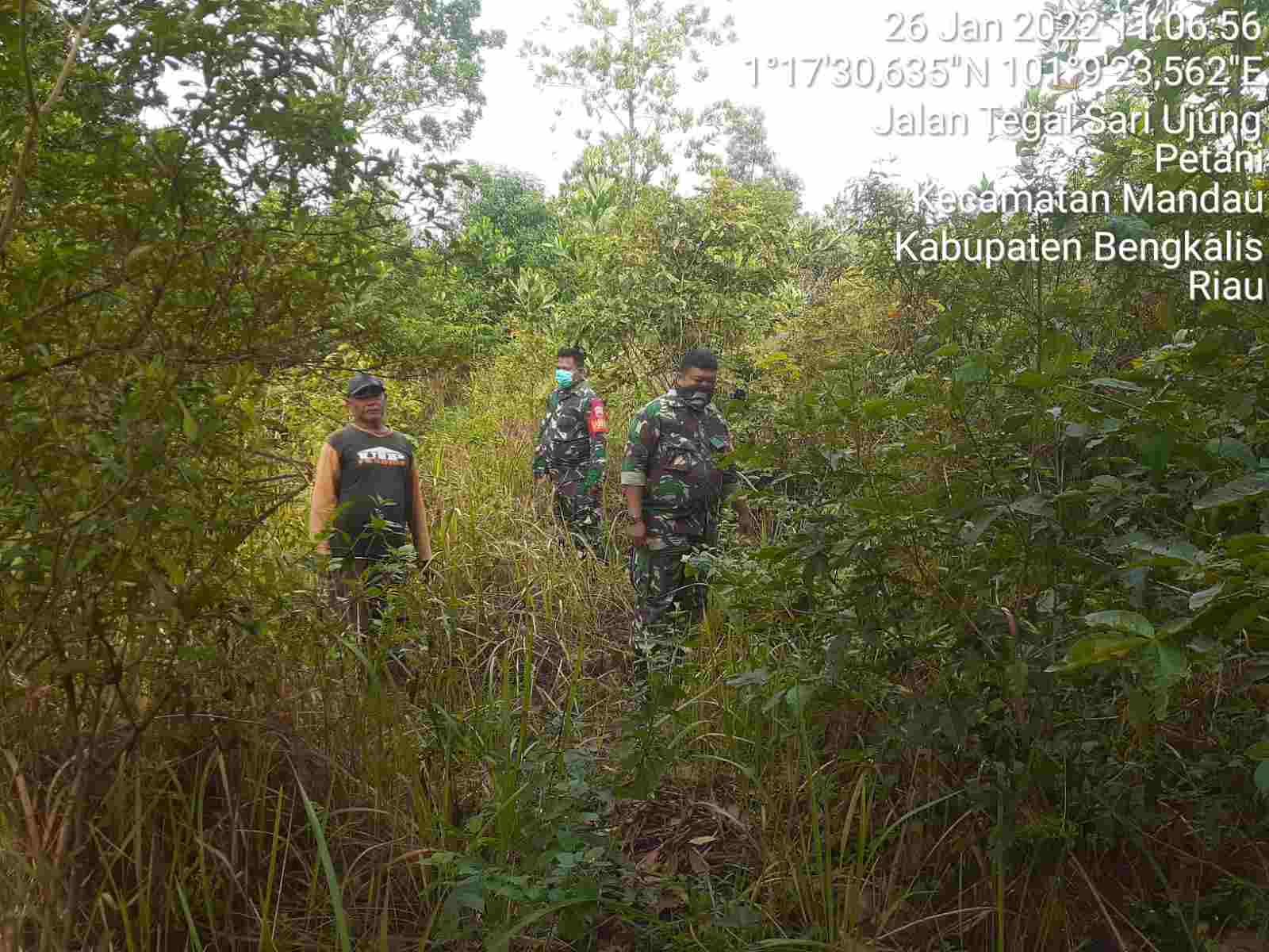 Serka Agusliadi dan Serda Chandrawan Patroli Karhutla di Desa Petani