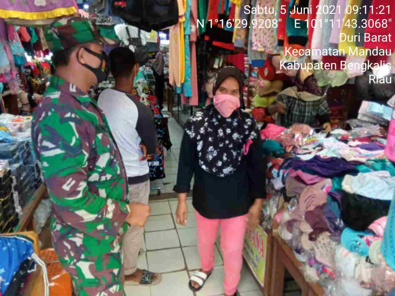 Serma Amiruddin dan Sertu Agung Himbau Pengunjung Pasar Dewi Sartika Agar Protkes