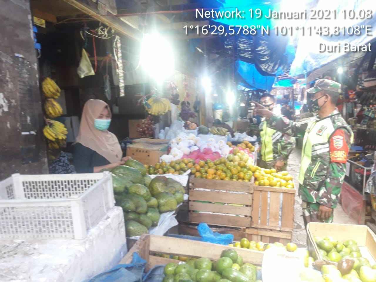 Serma Armen Babinsa Koramil 04/Mandau Himbau Protkes di Pasar Dewi Sartika