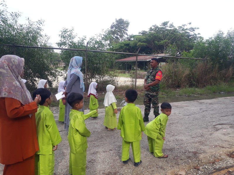 Serka Ristiyo Berikan Penyuluhan Pancasila kepada Siswa TK di Kampung Pancasila Duri
