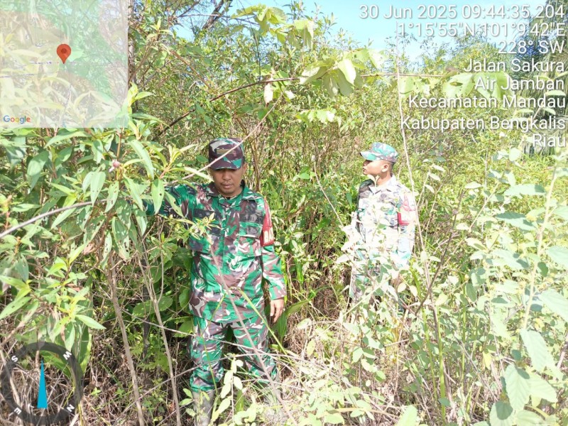 Babinsa Serda Riza R, Praka Amser Manulang, Pratu Indro Sinaga Berpatroli Karhutla di Air Jamban, Bengkalis
