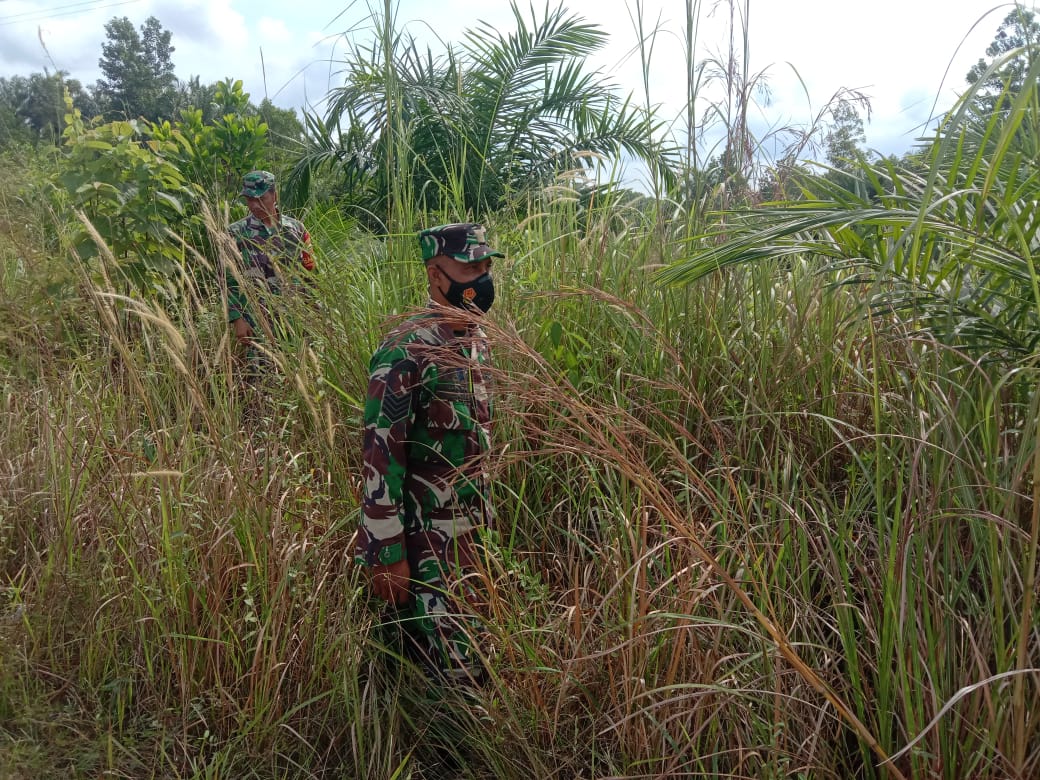 Patroli Rutin Cegah Karhutla, Babinsa Serma Sutrisno dan Koptu Dedi Swarman Berpatroli di Desa Bathin Sobanga