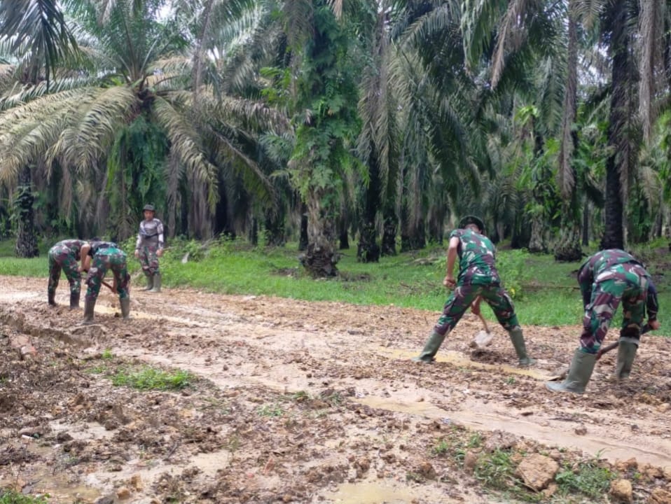 Babinsa Koramil 03/Mandau Laksanakan Goro Bersama Masyarakat Desa Kesumbo Ampai