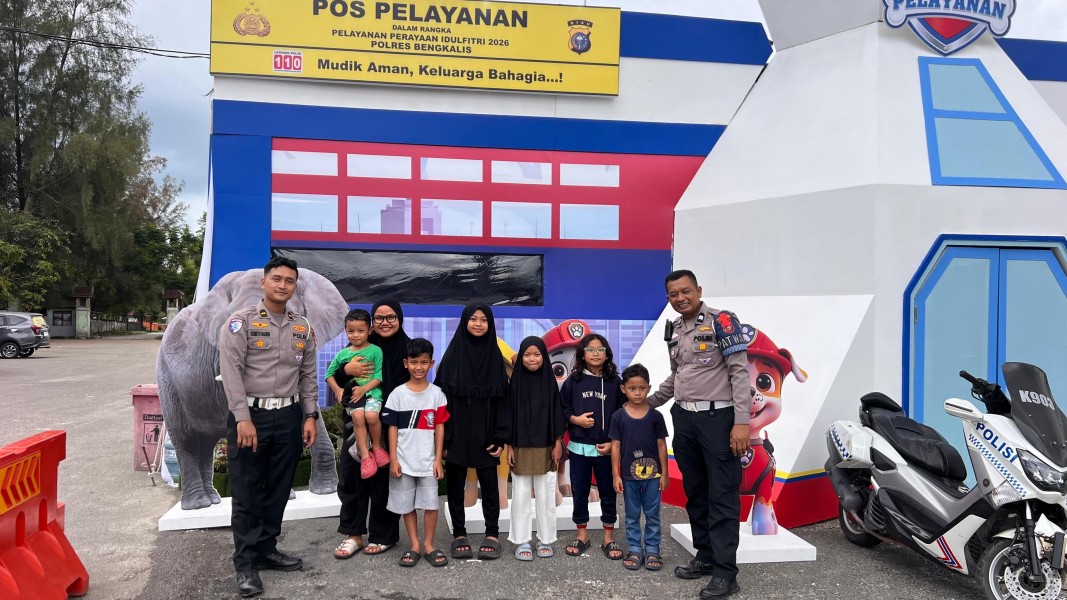 Masyarakat Antusias Berfoto di Posyan Idul Fitri 2026 Simpang Pokok Jengkol