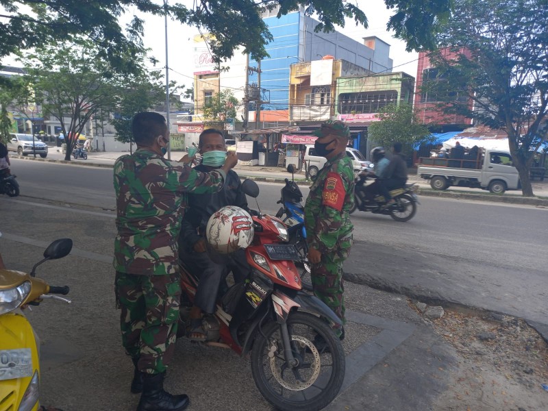 Serka Fauzi, Sertu Rosdianto dan Serda P. Sinaga Protkes di Jalan Sudirman Kecamatan Mandau