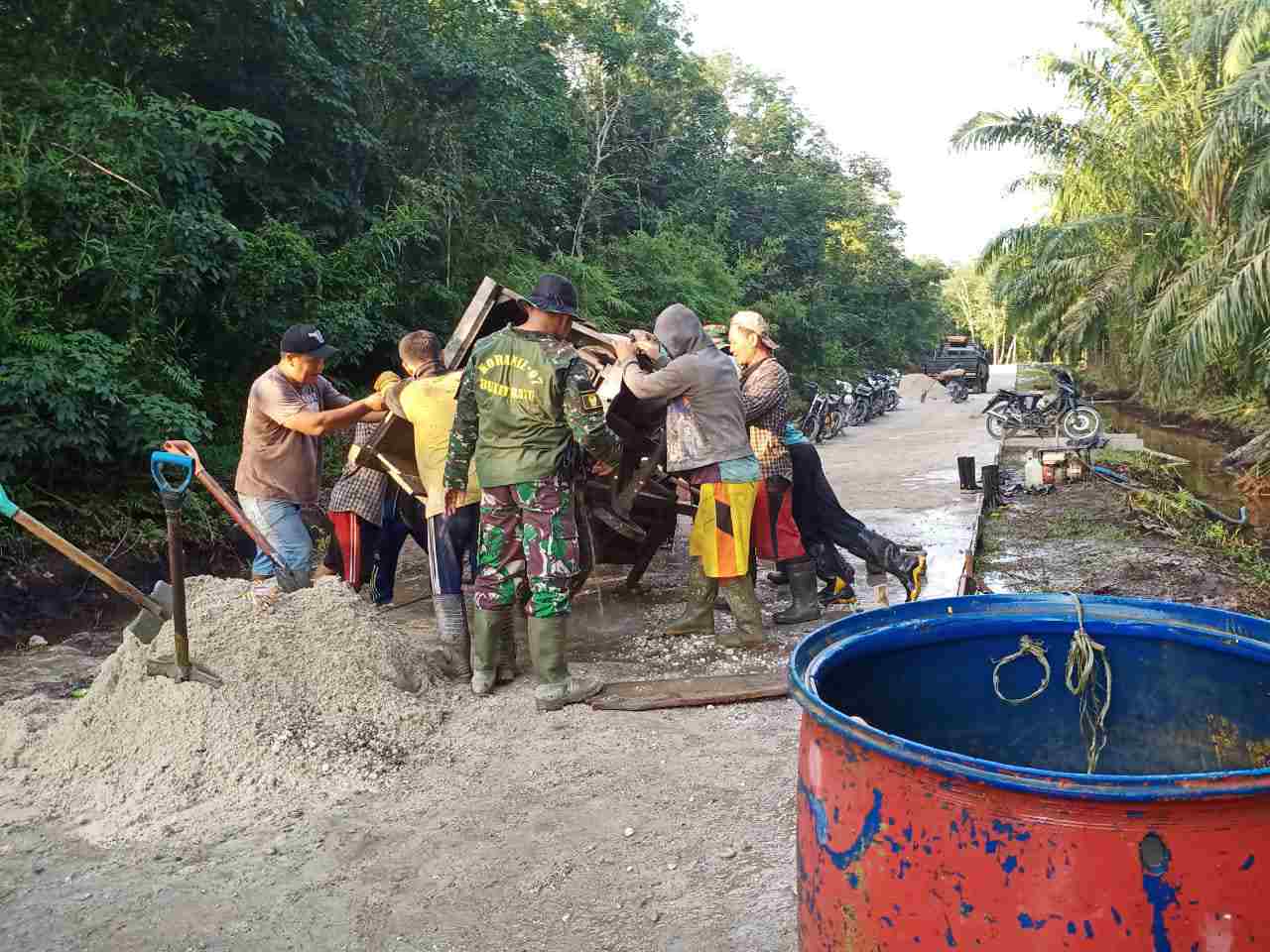 Satgas TMMD ke-108 Bersama Warga Desa Temiang Tak Hiraukan Terik Matahari