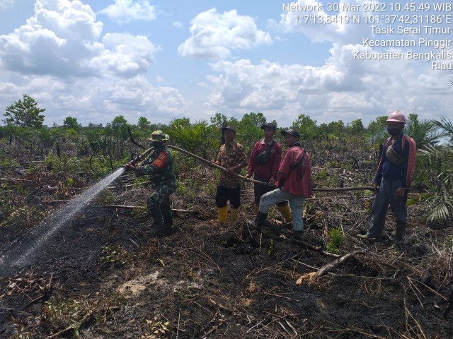 Babinsa Serda P. Sinaga, Serda M. Fikri, Kopda Bambang Upaya Pendinginan di Desa Tasik Tebing Serai