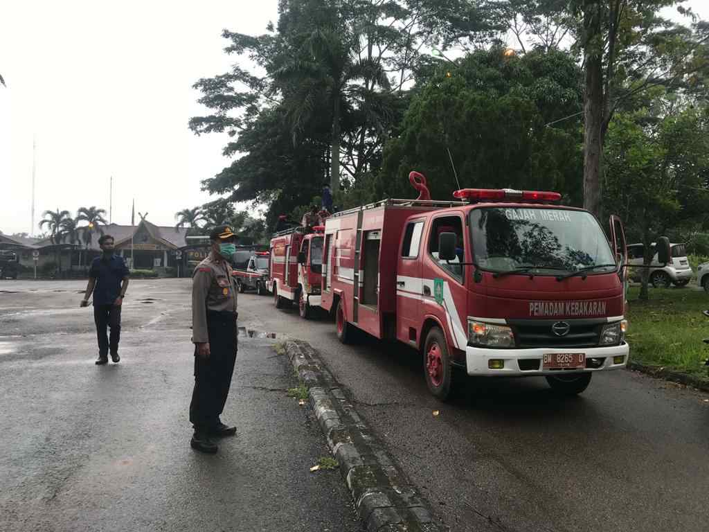 Lepas 23 Ton Disinfektan, Kapolsek Mandau Turun Awasi Penyemprotan