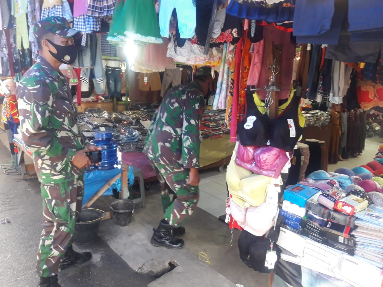 Serka Fauzi Cek Pengunjung Pasar Dewi Sartika Mandau