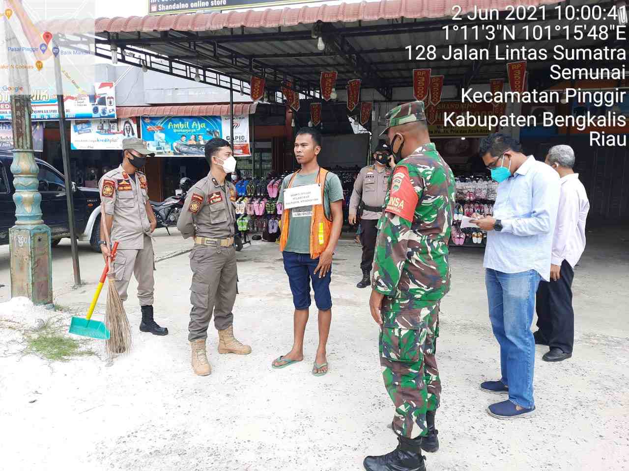 Ikuti Treatment Gabungan, Babinsa Serda A. Junaidi Berpesan Agar Tetap Gunakan Masker