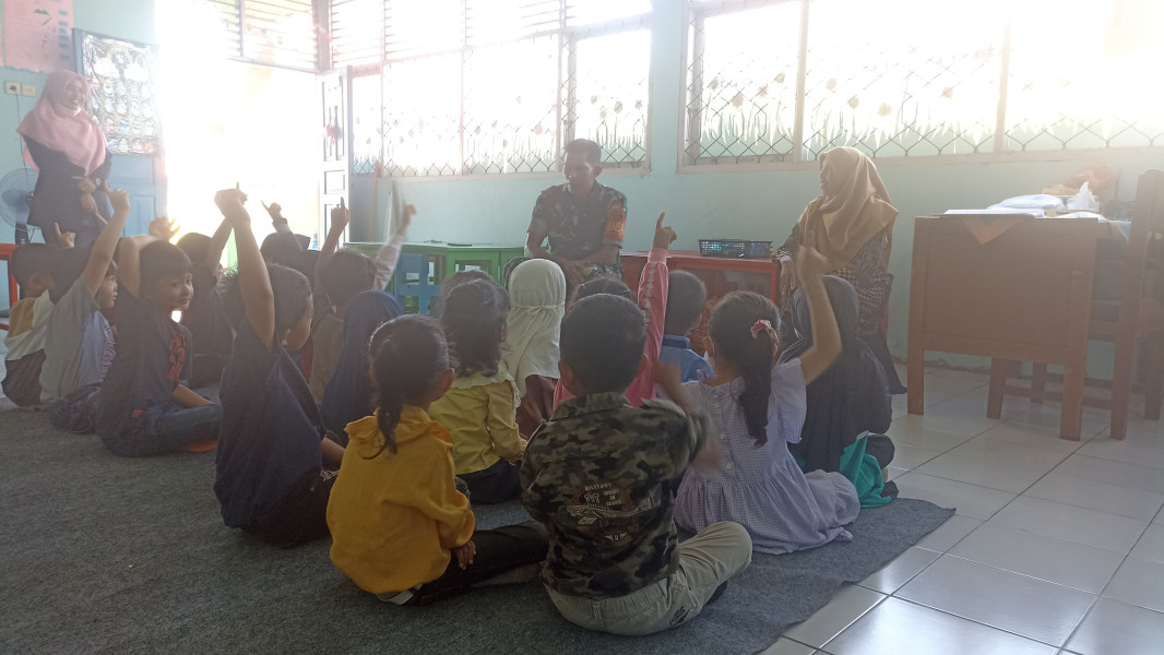 Babinsa Sertu Robby Berikan Komsos Pancasila Kepada anak - anak di kelurahan Air Jamban di Kampung Pancasila