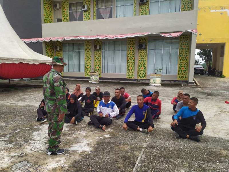 Babinsa Koramil 03/Mandau Serda Ramadhani Berikan Wasbang Mengenai PBB kepada Siswa Kecamatan Pinggir