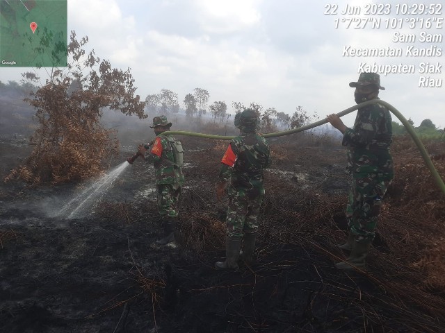 Upayakan Pemadaman dan Pendinginan, Babinsa Serka Fauzi dan Tim Terjun ke Desa Buluh Apo