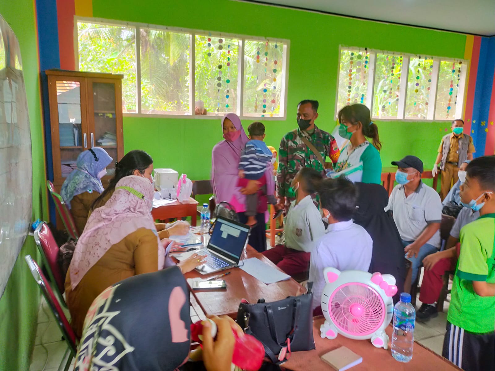 Babinsa Pelda Armen Tinjau Pelaksanaan Vaksinasi di SDN 30 Kelurahan Pematang Pudu