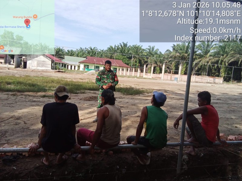 Babinsa Koptu Ade Berikan Penyuluhan Pancasila Kepada warga Desa Buluh Apo