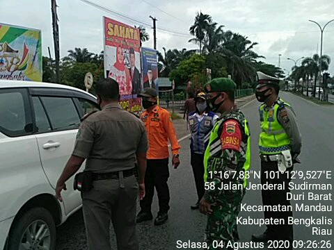 Babinsa Lakukan Penegakan disiplin Protokol Kesehatan di Tempat Keramaian