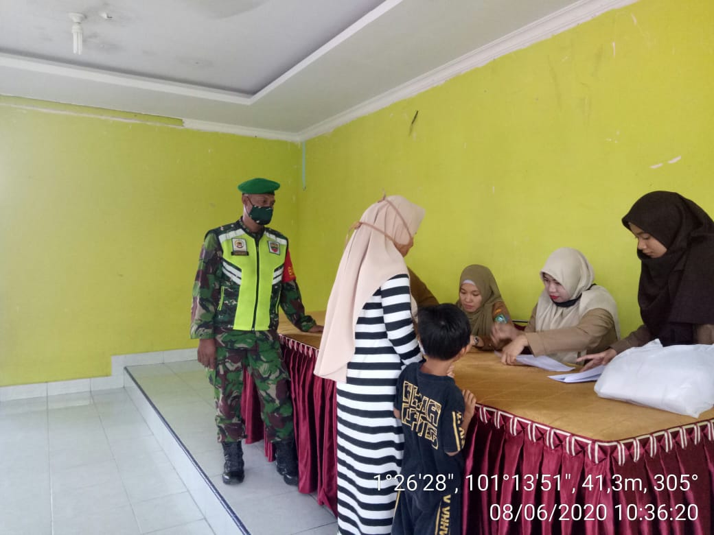 Serahkan BLT Tahap 2, Serma Sutrisno Pantau Penyaluran