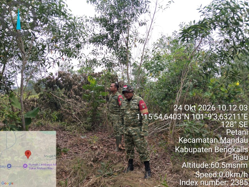 Patroli Karhutla Terus dilakukan, Babinsa Serda ML.Silaban, Praka Indro cek Lahan Rawan di, Jalan Rangau, Desa Petani