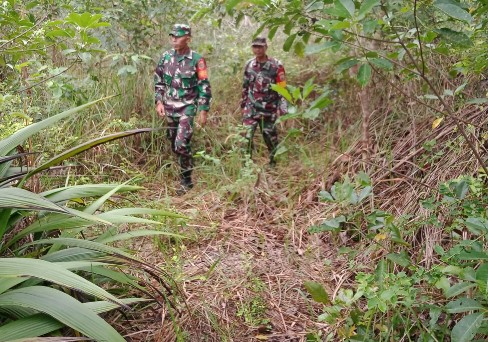 Terus Laksanakan Patroli, Babinsa Koramil 03/Mandau Serma Suprapto dan Sertu Robby di RT 02 RW 03 Titian Antui
