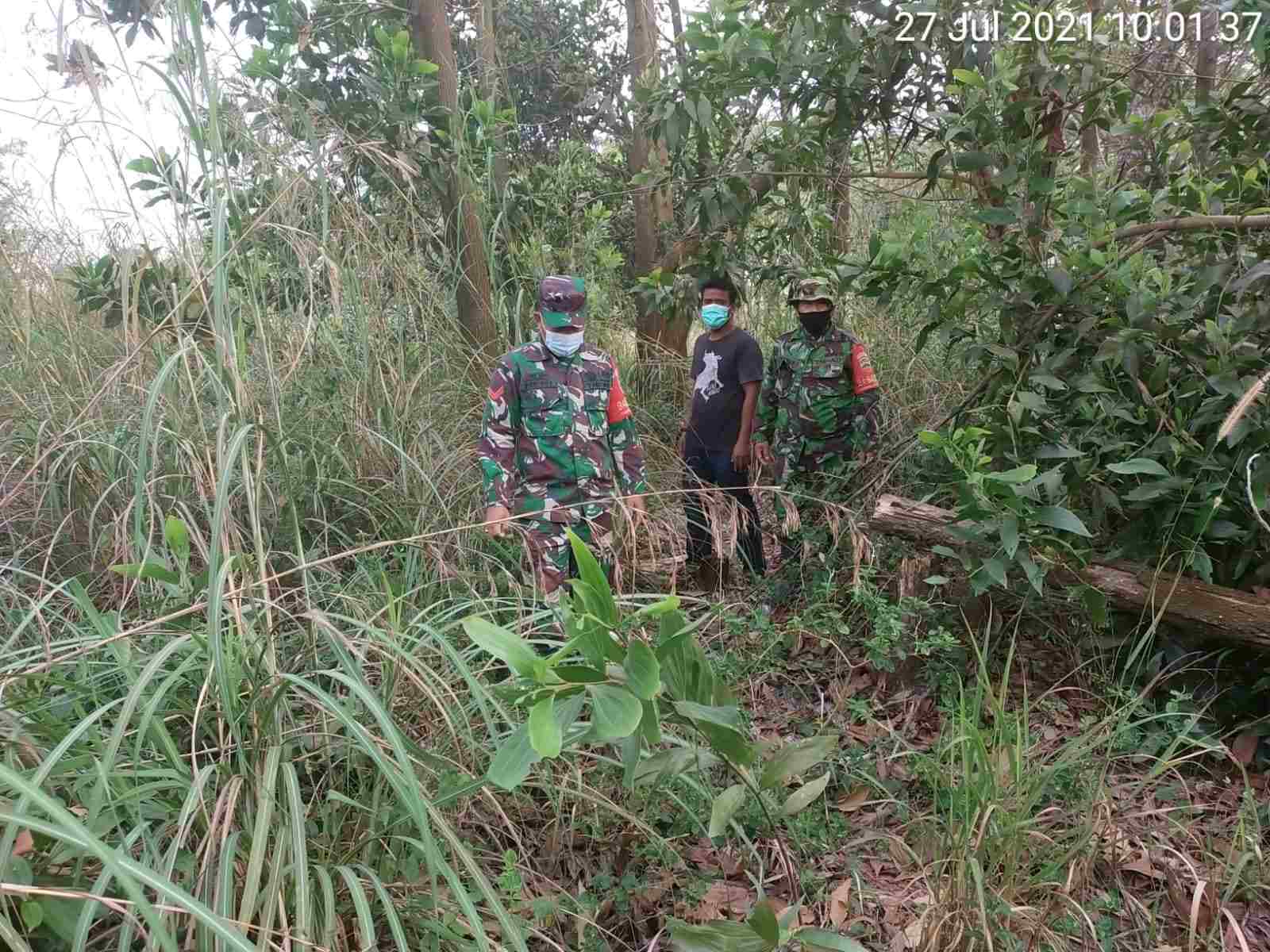 Serda P. Sinaga dan Koptu Heriyadi Patroli Titik Api di Kelurahan Balai Raja
