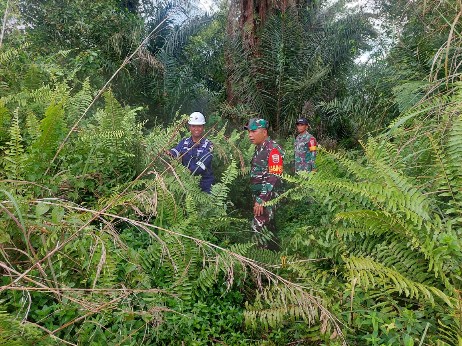 Babinsa Koramil 03/Mandau Serda D. Simanjuntak dan Koptu Ml. Silaban, terus Laksanakan Patroli Karhuta di 2 Desa