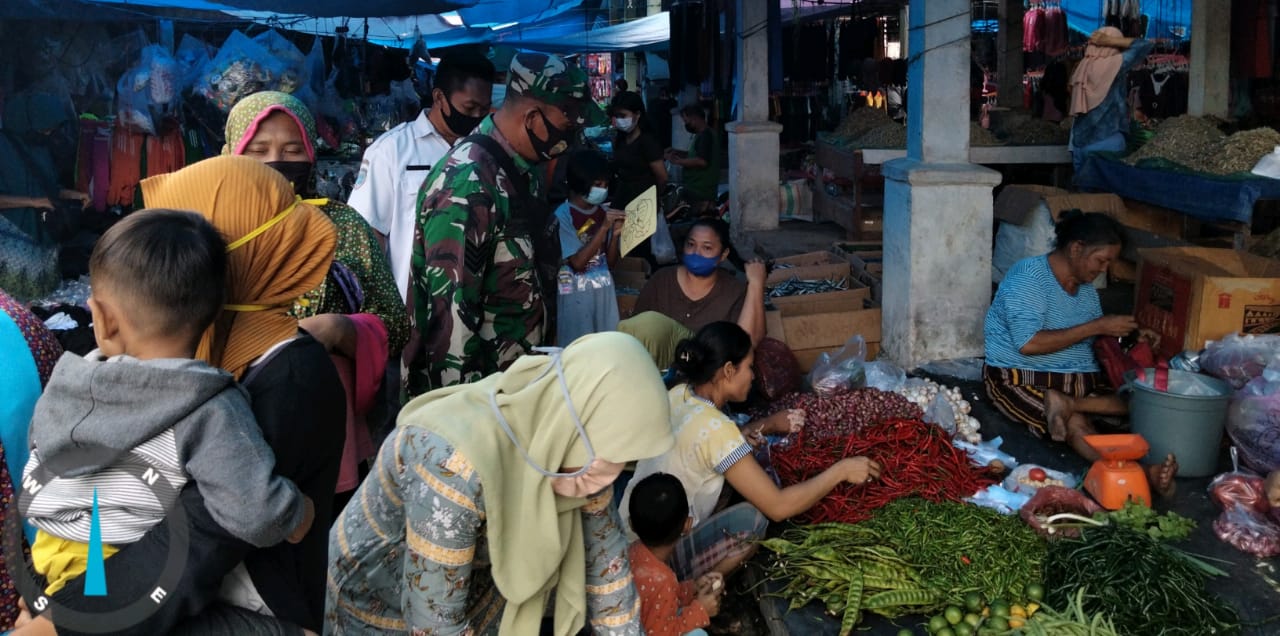 Pengunjung Pasar Dewi Sartika dihimbau Babinsa Serma Sutrisno