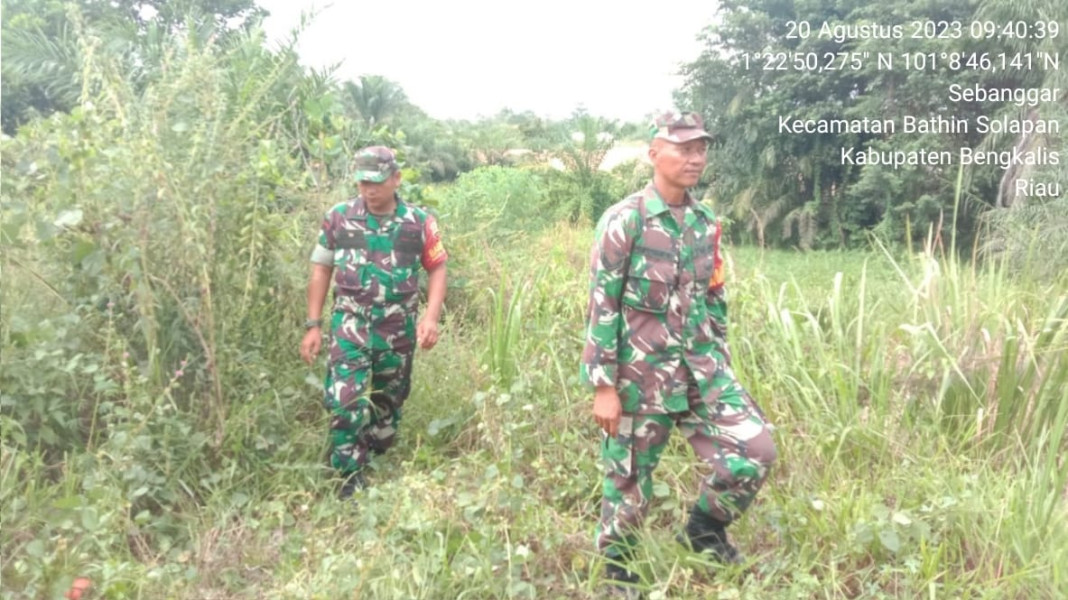 Terus Laksanakan Patroli, Babinsa Koramil 03/Mandau Sertu Srikusyahandoko dan Serda Awaluddin di Boncah Mahang