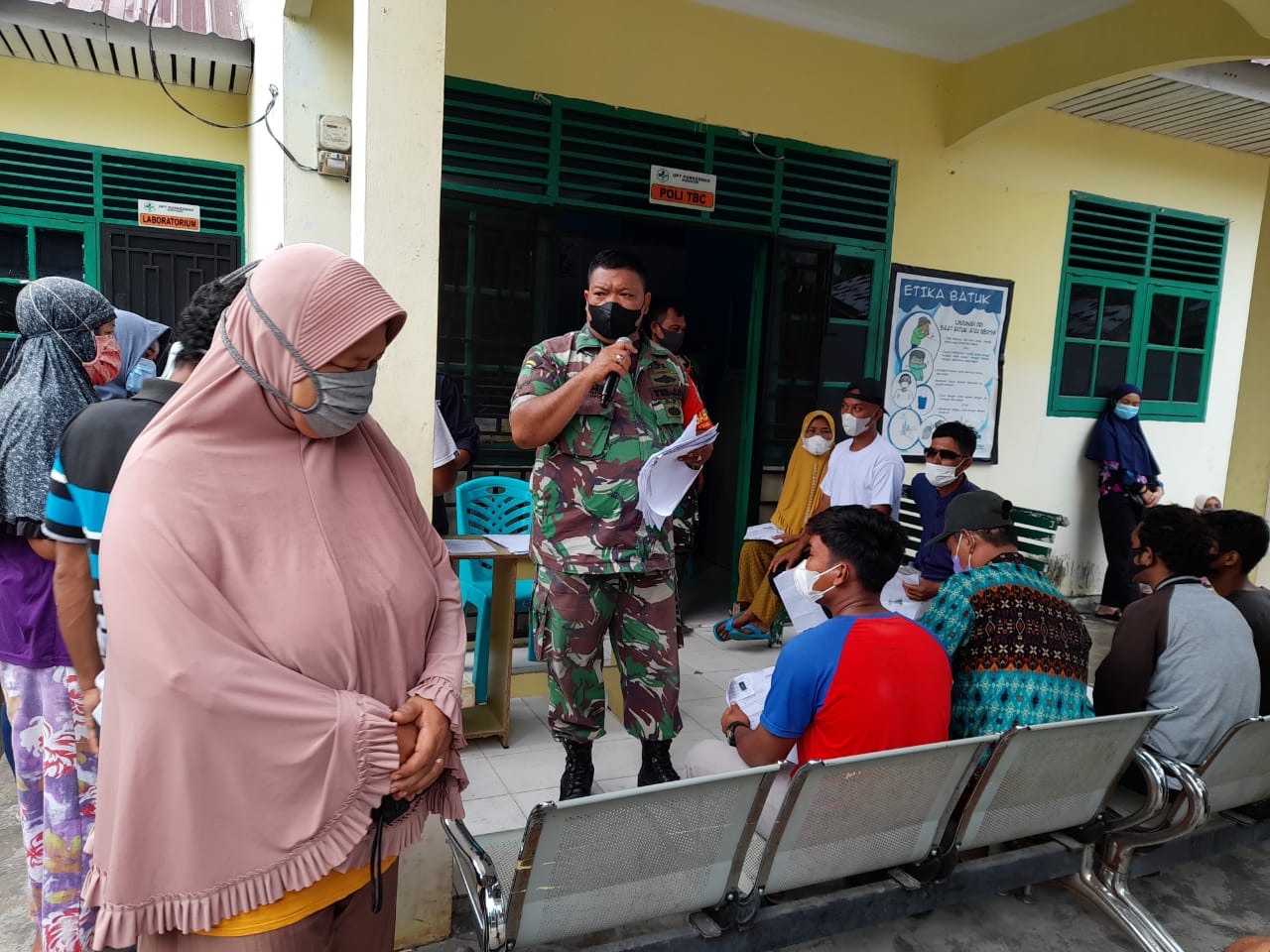 Babinsa Serma Sutrisno Tinjau Pelaksanaan Vaksinasi di UPT Puskesmas Sebangar