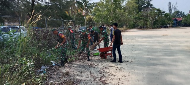 Babinsa Sertu Junaidi Bersama Pihak Sekolah Laksanakan Goro di Santo Yosef Kelurahan Titian Antui