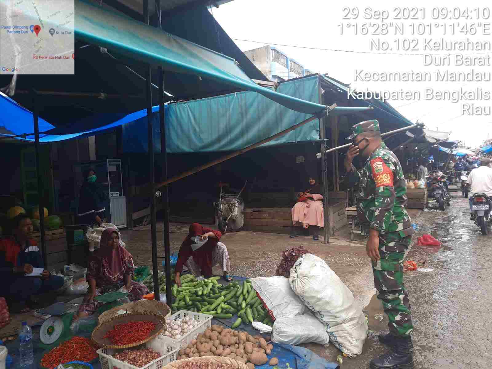 Pengunjung Pasar Dewi Sartika dihimbau Babinsa Serda Ahmad Junaidi dan Kopda Muckhsin