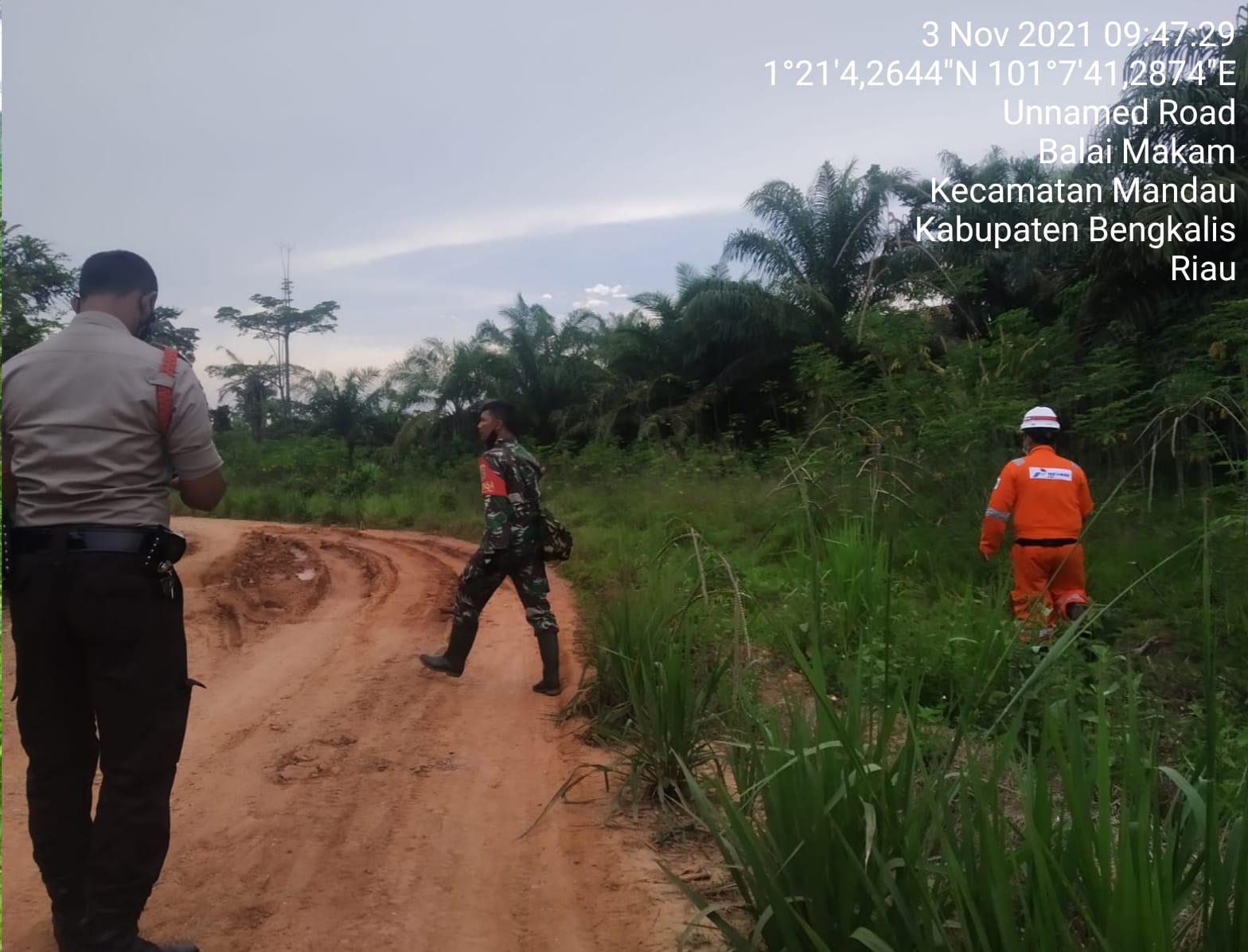 Sertu Handoko Bersama Tim laksanakan Patroli Karhutla di Desa Air Kulim