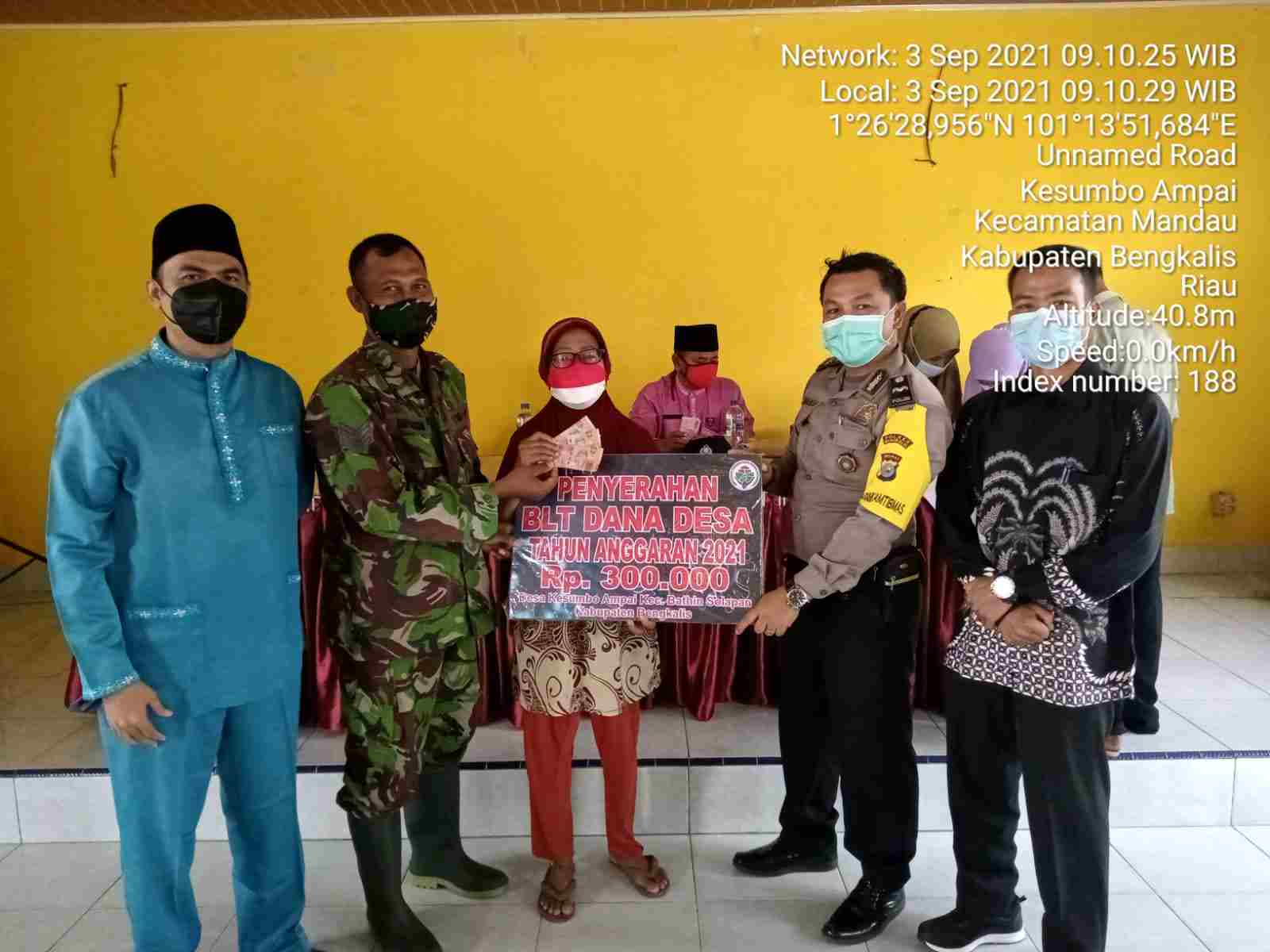 Serma Sutrisno Pantau Penyaluran BLT Desa Kesumbo Ampai Tahap 9 Tahun 2021