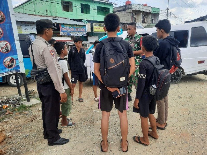 Babinsa Serda Ahmad Junaidi Beri Komsos Wawasan Pancasila Kepada Siswa SMPN