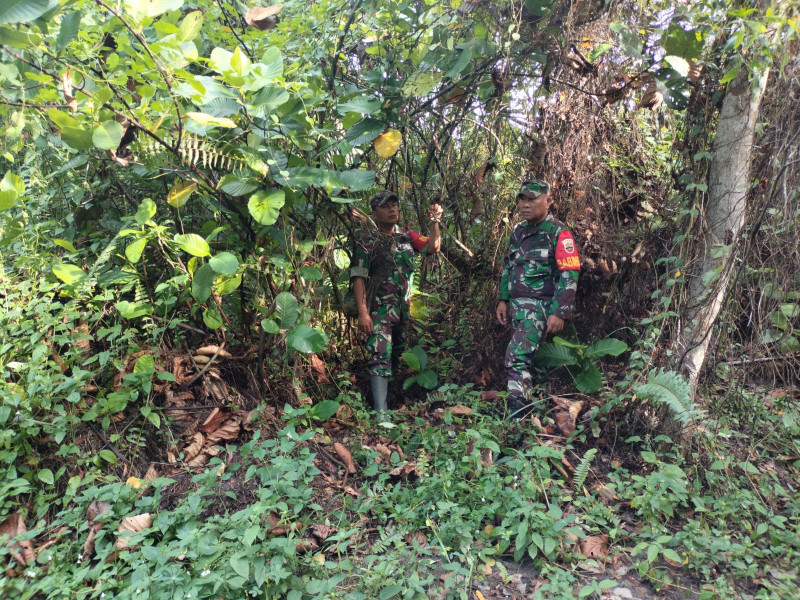 Terus Laksanakan Patroli, Babinsa Koramil 03/Mandau Serda M. Fikri dan Serda AT. Silaban di RT 02 RW 01 Tasik Tebing Serai