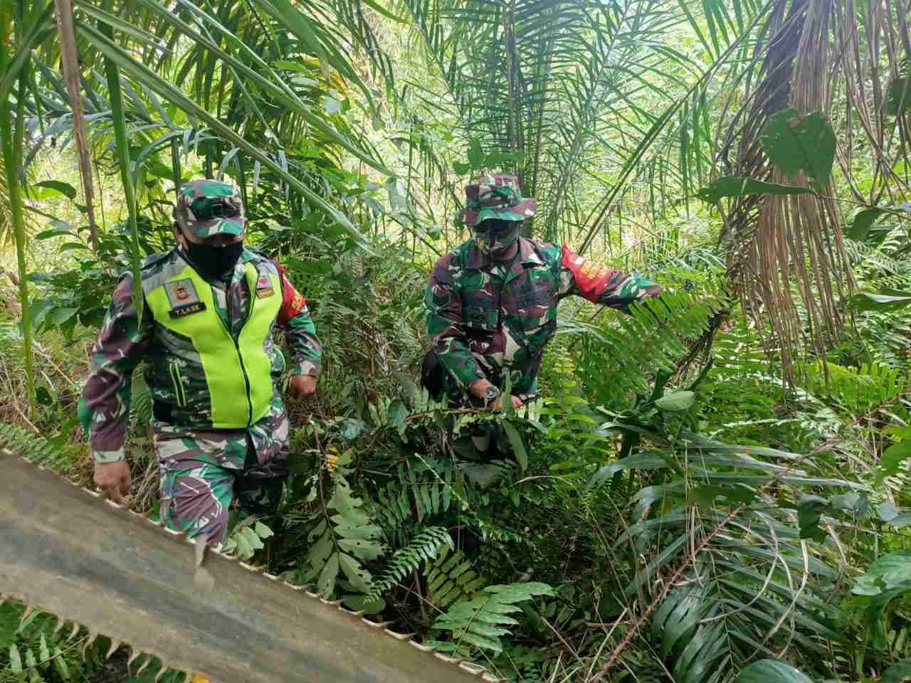 Serka N. Saragih dan Serka TR. Lase Patroli Karhutla di Desa Petani