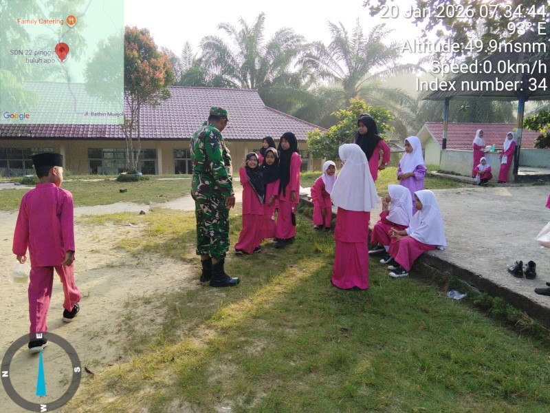 Babinsa Serda Paino Berikan Penyuluhan Pancasila Kepada Siswa SDN 22 Pinggir