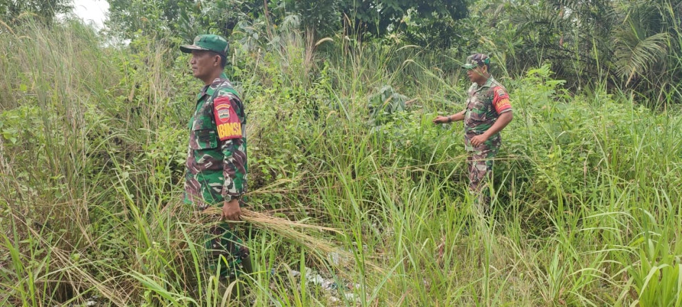 Terus Laksanakan Patroli, Babinsa Koramil 03/Mandau Serda D. Simanjuntak dan Serda Awaluddin di Boncah Mahang