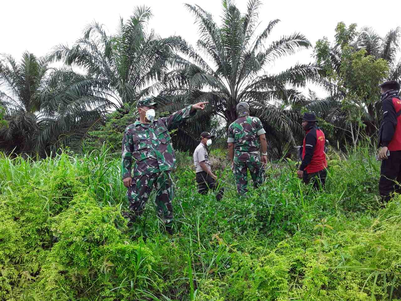 Meminimalisir Adanya Hot Spot, Serma Suprapro dan Serda Awaluddin Berpatroli