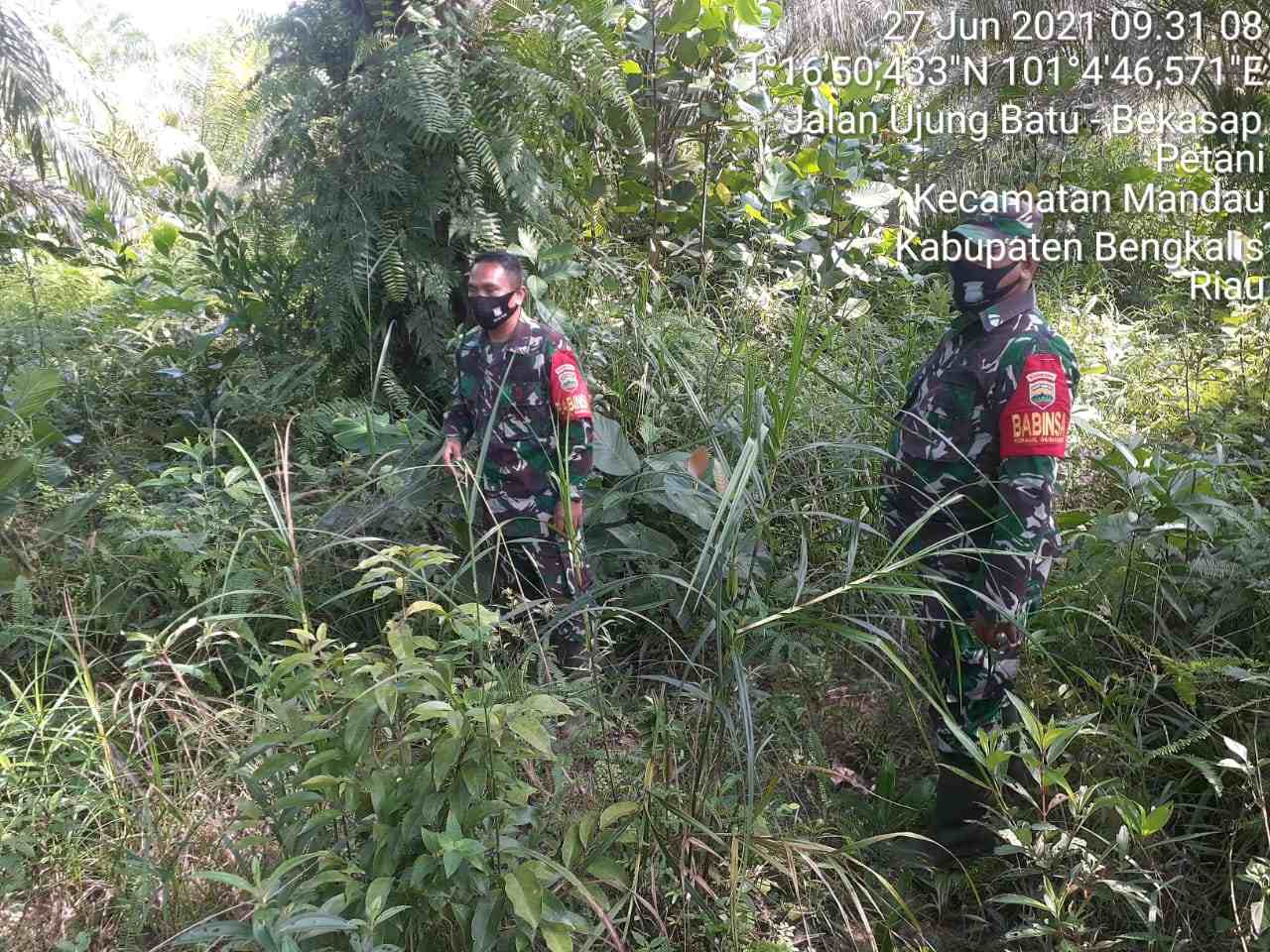 Serma Yulihar dan Serka Agusliadi Patroli Titik Hot Spot di Desa Petani Kecamatan Bathin Solapan 