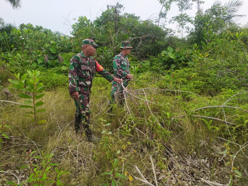 Terus Laksanakan Patroli, Babinsa Koramil 03/Mandau Sertu Sinaga dan Sertu Ramadhani di RT 03 RW 03, Petani