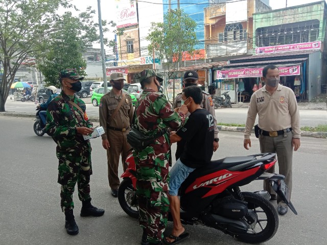 Pelda Armen, Serma Suprapto dan Sertu Handoko Himbau Protkes di Depan Kantor Camat Mandau