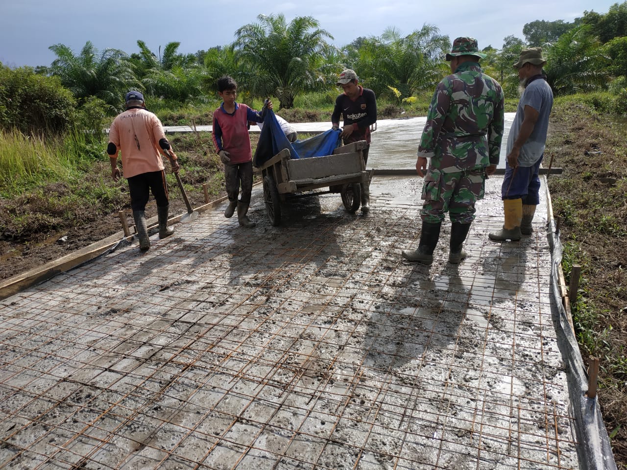 Semenisasi Jalan di Desa Temiang Sudah Dirasakan Manfaatkan oleh Masyarakat