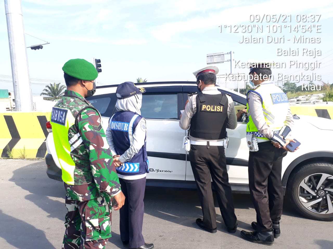 Koramil 04/Mandau Bersama Tim Gabungan Sekat Mudik Lebaran Di Pintu Exit Tol Balai Raja