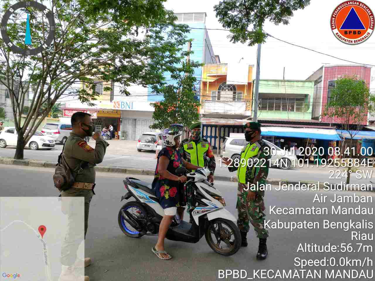 Personel Gabungan TNI Laksanakan Penegakan Disiplin Di depan Kantor Camat Mandau