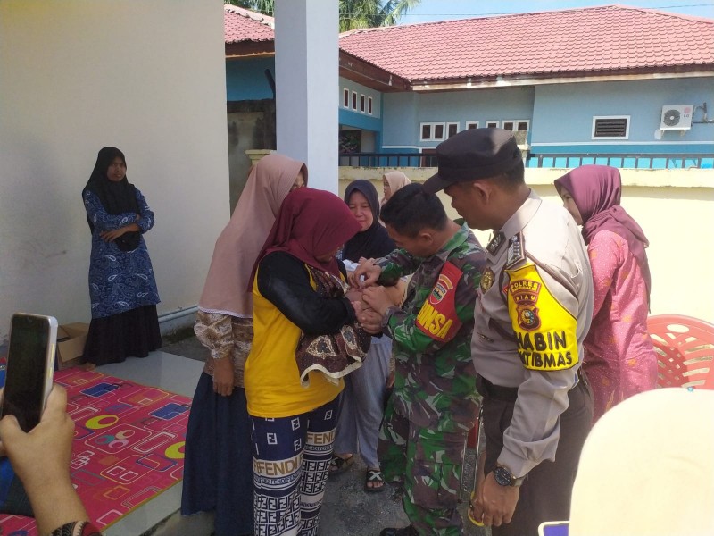 Babinsa Mandau Serda Ramadhani Laksanakan Pencegahan Polio Kepada Balita