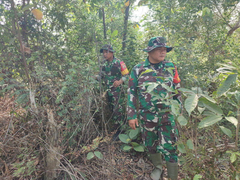 Cegah Karhutla, Babinsa Mandau Serda Awaluddin, Serda Rico Rahman dan Kopda P. Samosir Laksaksanakan Patroli di Jalan Tanpa Nama