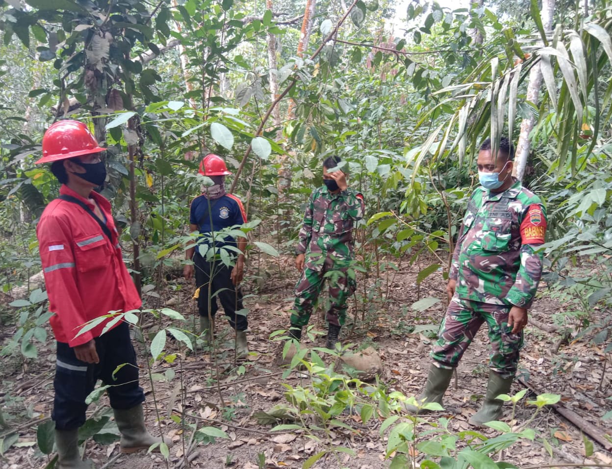 Serda S. Sijabat dan Serda M. Fikri Patroli Karhutla di Desa Tasik Serai Timur