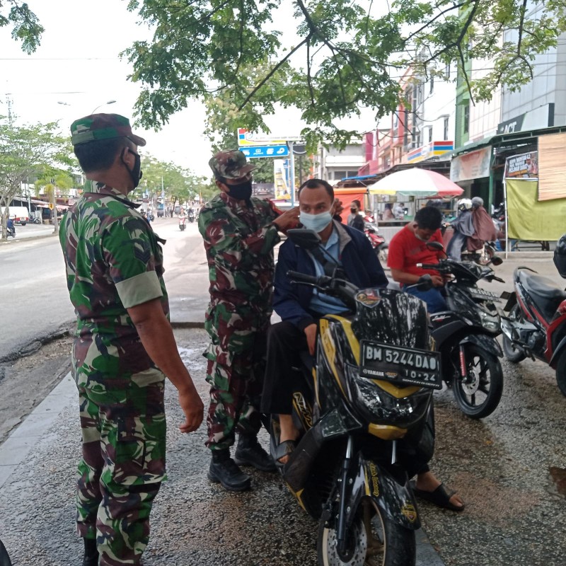 Serma Suprapto, Sertu Ristiyo dan Koptu Ml. Silaban Himbau Protkes Depan Kantor Camat Mandau